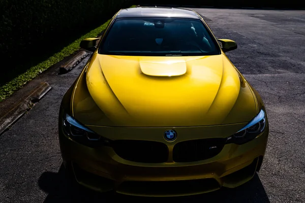 Miami, Florida, EUA - JUNHO 2020: Super carro. Belo carro caro. Cavalo-força. BMW amarelo. — Fotografia de Stock