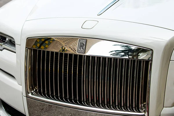 Miami, Florida, EUA - JUNHO 2020: White Rolls Royce. Super carro. Belo carro caro. Cavalo-força. Carro britânico clássico na rua Florida. — Fotografia de Stock