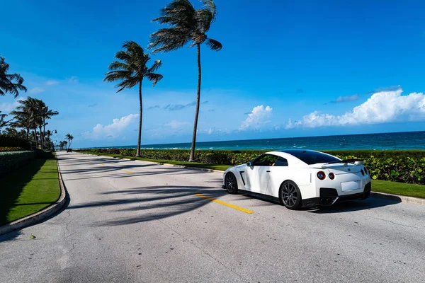 Miami, Florida, USA - JUNE 2020: White sports car by the sea in Florida. 슈퍼 차야. 아주 비싼 자동차네요. 뿔의 힘. — 스톡 사진