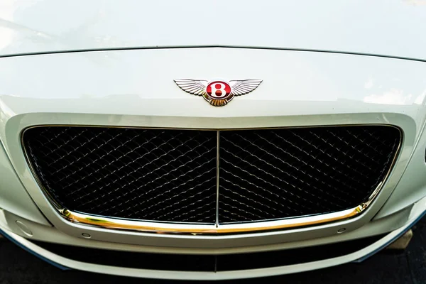 Miami, Florida, ABD - 2020 Haziran: Bentley beyaz araba, logo yakın. Süper araba. Güzel, pahalı bir araba. Beygir gücü. — Stok fotoğraf