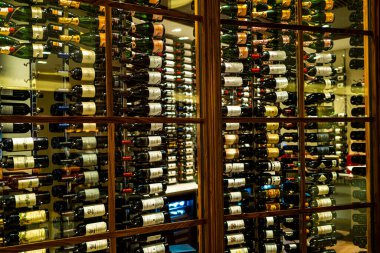 Şarap koleksiyonu. Restoran ve kumarhanenin vitrininde güzel bir şişe pahalı şarap..