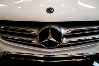 Miami, Florida, ABD - Haziran 2020: Beyaz Mercedes Benz. Mercedez logosu. Süper araba. Güzel pahalı araba Beygir Gücü.