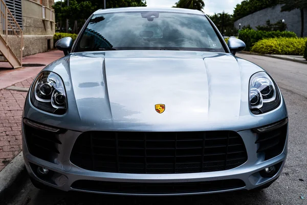 Miami, Florida, USA - JUNE 2020: Luxury Porsche. 슈퍼 차야. 아주 비싼 차네요. 뿔의 힘. — 스톡 사진