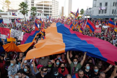 Los Angeles, Kaliforniya, ABD - Ekim 2020: Ermeniler Artsakh 'taki savaşı protesto ettiler. Dağlık Karabağ bölgesi. Ermeni diasporası Artsakh 'ta Azerbaycan' ın saldırganlığını protesto etti.