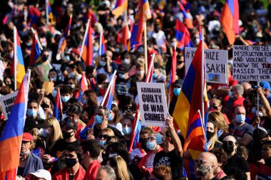 Los Angeles, Kaliforniya, ABD - Ekim 2020: Ermeniler Artsakh 'taki savaşı protesto ettiler. Dağlık Karabağ bölgesi. Ermeni diasporası Artsakh 'ta Azerbaycan' ın saldırganlığını protesto etti.