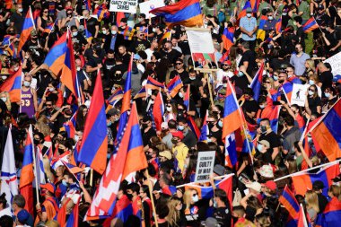 Los Angeles, Kaliforniya, ABD - Ekim 2020: Ermeniler Artsakh 'taki savaşı protesto ettiler. Dağlık Karabağ bölgesi. Ermeni diasporası Artsakh 'ta Azerbaycan' ın saldırganlığını protesto etti.