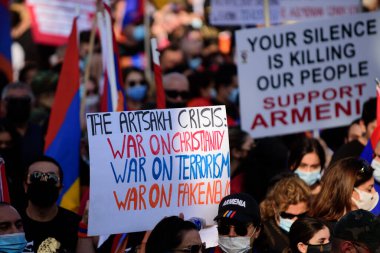 Los Angeles, Kaliforniya, ABD - Ekim 2020: Amerika 'nın Ermenistan' a karşı sergilediği gösteride Artsakh için Azerbaycan çatışması posterleri. Amerika 'daki Ermeniler savaşı protesto etti.