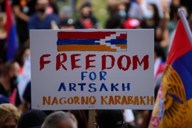 Los Angeles, Kaliforniya, ABD - Ekim 2020: Amerika 'nın Ermenistan' a karşı sergilediği gösteride Artsakh için Azerbaycan çatışması posterleri. Amerika 'daki Ermeniler savaşı protesto etti.