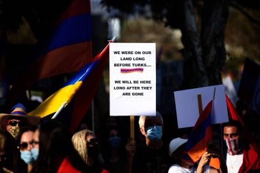 Los Angeles, Kaliforniya, ABD - Ekim 2020: Amerika 'nın Ermenistan' a karşı sergilediği gösteride Artsakh için Azerbaycan çatışması posterleri. Amerika 'daki Ermeniler savaşı protesto etti.