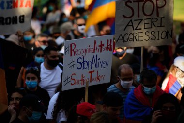 Los Angeles, Kaliforniya, ABD - Ekim 2020: Amerika 'nın Ermenistan' a karşı sergilediği gösteride Artsakh için Azerbaycan çatışması posterleri. Amerika 'daki Ermeniler savaşı protesto etti.