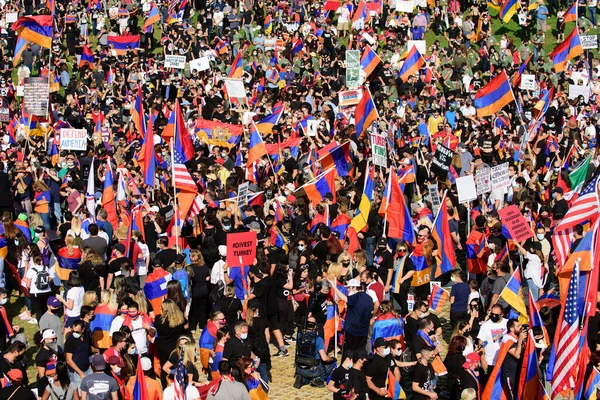 Los Angeles, California, SUA - octombrie 2020: Armenii protestează în SUA împotriva războiului din Artsakh. Regiunea Nagorno-Karabah. Diaspora armeană a organizat un protest împotriva agresiunii Azerbaidjanului în Artsakh . — Fotografie, imagine de stoc