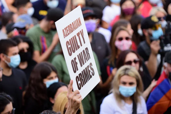 Los Angeles, Californie, États-Unis - Octobre 2020 : Affiches à la manifestation américaine contre l'Arménie - conflit azerbaïdjanais pour l'Artsakh. Les Arméniens en Amérique protestent contre la guerre. — Photo