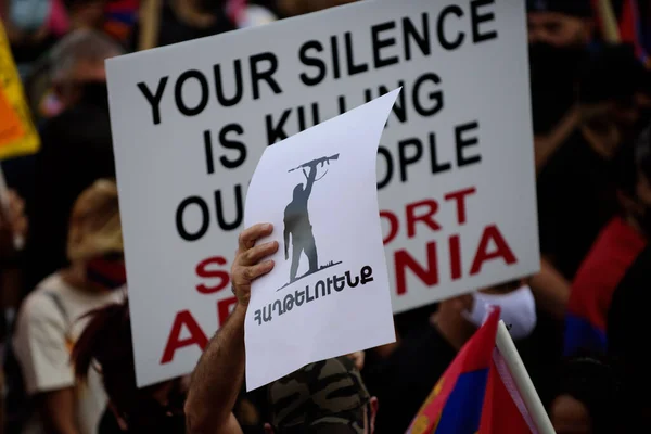 Λος Άντζελες, Καλιφόρνια, ΗΠΑ - Οκτώβριος 2020: Αφίσες στην αμερικανική διαδήλωση κατά της σύγκρουσης Αρμενίας - Αζερμπαϊτζάν για το Artsakh. Αρμένιοι στην Αμερική διαμαρτύρονται. — Φωτογραφία Αρχείου