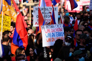 Los Angeles, Kaliforniya, ABD - Ekim 2020: Ermeni Diasporası Artsakh 'taki durum nedeniyle Türkiye ve Azerbaycan teröristlerini aradı. Posterli gösteri.