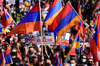 Los Angeles, Kaliforniya, ABD - Ekim 2020: Soykırım ve sessizliğe karşı Ermenistan. Artsakh 'ı savunmak için Ermenistan bayraklarıyla gösteri.