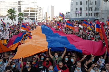 Los Angeles, Kaliforniya, ABD - Ekim 2020: Los Angeles sokaklarında büyük Ermenistan bayrağı. Los Angeles 'ta binlerce kişi Artsakh' taki Azerbaycan saldırısını protesto etti..