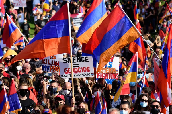 Los Angeles, Kalifornien, USA - Oktober 2020: Armenien gegen Völkermord und Schweigen. Demonstration mit den Flaggen Armeniens zur Verteidigung von Artsakh. — Stockfoto