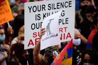 Los Angeles, Kaliforniya, ABD - Ekim 2020: Ermeniler Artsakh 'taki savaşı protesto ettiler. Dağlık Karabağ bölgesi. Ermeni diasporası Artsakh 'ta Azerbaycan' ın saldırganlığını protesto etti.