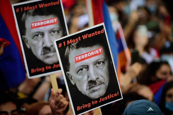 Λος Άντζελες, Καλιφόρνια, ΗΠΑ - Οκτώβριος 2020: Η Αρμενική Διασπορά αποκαλεί την Τουρκία και το Αζερμπαϊτζάν τρομοκράτες λόγω της κατάστασης στο Artsakh. Διαδήλωση με αφίσες. Αρμένιοι κηρύσσουν τρόμο στο Artsakh. — Φωτογραφία Αρχείου