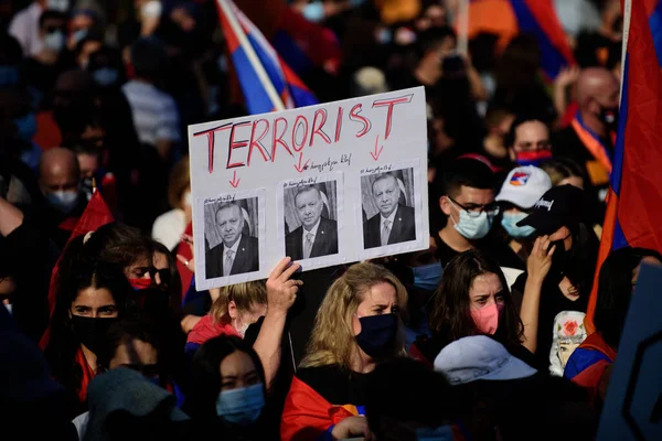 Лос-Анджелес, Калифорния, США - октябрь 2020 года: Армянская диаспора называет Турцию и Азербайджан террористами из-за ситуации в Арцахе. Демонстрация с плакатами. Армяне объявили террор в Арцахе. — стоковое фото