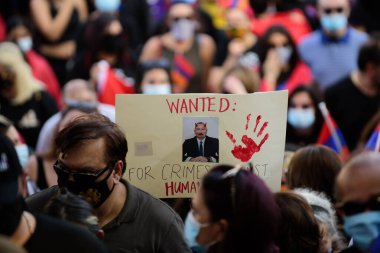 Los Angeles, Kaliforniya, ABD - Ekim 2020: Ermeni Diasporası Artsakh 'taki durum nedeniyle Türkiye ve Azerbaycan teröristlerini aradı. Posterli gösteri. Ermeniler Artsakh 'ta terör ilan etti.