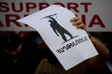 Los Angeles, Kaliforniya, ABD - Ekim 2020: Ermenistan posterini destekleyin. Artsakh 'ın bombalanmasına karşı Ermenistan' ı destekleyecek silahı olan bir adam..
