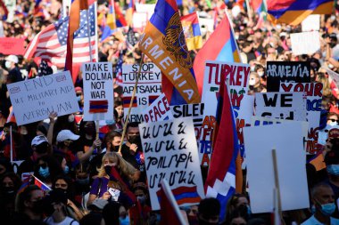 Los Angeles, Kaliforniya, ABD - Ekim 2020: Dolma 'yı savaştan uzak tutun. Gösteri posterleri. Bomba ve Zulüm Karşıtı Gösteri.