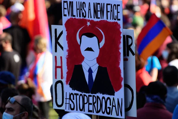 Λος Άντζελες, Καλιφόρνια, ΗΠΑ - Οκτώβριος 2020: Σταματήστε την αφίσα του Ερντογάν από τις διαδηλώσεις των Αρμενίων κατά του πολέμου στο Artsakh. Περιφέρεια Ναγκόρνο Καραμπάχ. Οι Αρμένιοι πραγματοποίησαν διαμαρτυρία κατά της επίθεσης του Αζερμπαϊτζάν. — Φωτογραφία Αρχείου