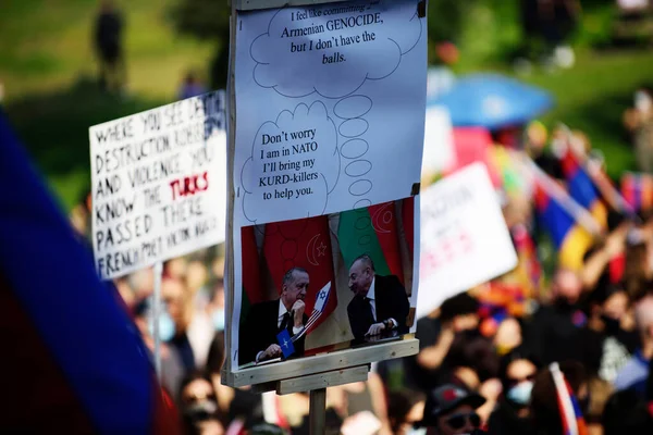Λος Άντζελες, Καλιφόρνια, ΗΠΑ - Οκτώβριος 2020: Αρμενία, Τουρκία, Αζερμπαϊτζάν και ΝΑΤΟ. Αφίσα σε διαδήλωση κατά του πολέμου στο Artsakh. — Φωτογραφία Αρχείου