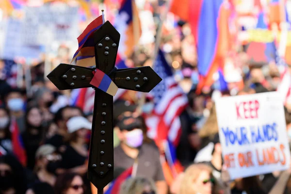 Los Angeles, Califórnia, EUA - outubro de 2020: Cruzamento cristão com a bandeira da Armênia em uma manifestação contra o bombardeio de Artsakh. — Fotografia de Stock