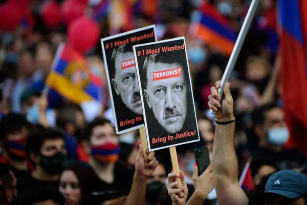 Λος Άντζελες, Καλιφόρνια, ΗΠΑ - Οκτώβριος 2020: Η Αρμενική Διασπορά αποκαλεί την Τουρκία και το Αζερμπαϊτζάν τρομοκράτες λόγω της κατάστασης στο Artsakh. Διαδήλωση με αφίσες. Αρμένιοι κηρύσσουν τρόμο στο Artsakh. — Φωτογραφία Αρχείου