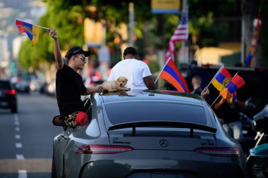 Los Angeles, Kaliforniya, ABD - Ekim 2020: Ermenistan için Los Angeles yollarında gösteriler. Eylemciler arabayla.