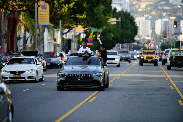Los Angeles, Kaliforniya, ABD - Ekim 2020: Ermenistan için Los Angeles yollarında gösteriler. Eylemciler arabayla. — Stok fotoğraf