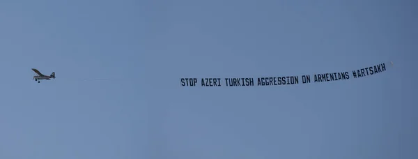 Los Ángeles, California, EE.UU. - Octubre 2020: El avión en el cielo con el mensaje Alto a la agresión turca azerí contra los armenios Artsaj. —  Fotos de Stock