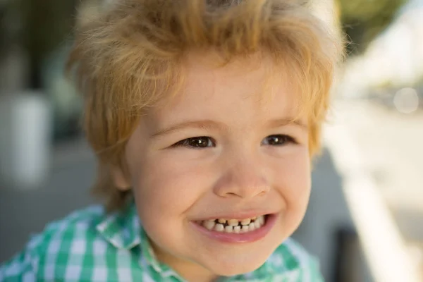 Des Dents De Lait Dentiste Pour Enfants Le Garcon Montre Ses Dents De Pres Bebe Sourire Portrait D Un Garcon Enfance Magnifique Stock Photo Des Dents De Lait Dentiste Pour Enfants Le Garcon Montre Ses Dents De Pres Bebe Sourire Portrait D Un Garcon Enfance Magnifique Stock Photo