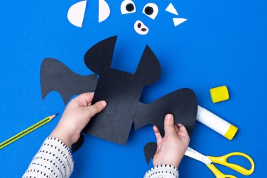 Cadılar Bayramı el yapımı dekor. Çocuk kağıt sopa yapıyor. Çocuk sanat projesi. Adım 2. Üst manzara, düz uzanma