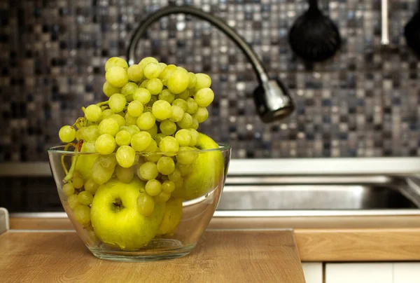 Świeżo Umyte Owoce Stole Kuchennym Zielone Jabłka Winogrona Leżą Szklanej — Zdjęcie stockowe