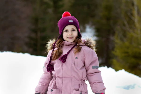 Menina Bonito Fundo Uma Floresta Abetos Inverno Estância Esqui Criança — Fotografia de Stock