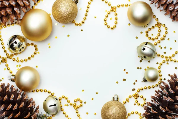 Noel ve yeni yıl arkaplanı süslemeler ve boncuklarla dolu. Altın parlayan toplar, köknar kozalakları ve yıldızlı konfeti. Düz yerde, üst tarafta. Tebrik kartı için arkaplan