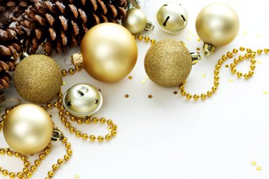 Noel ve yeni yıl arkaplanı süslemeler ve boncuklarla dolu. Altın parıldayan toplar, köknar kozalakları, ziller ve yıldız konfetileri. Tebrik kartı için arkaplan.