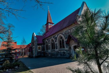 Yantarny, Kaliningrad bölgesi, Rusya - Mayıs 2020: Yantarny köyündeki Ortodoks kilisesi. Doğu Prusya 'daki eski Lüteryen Palmniken Kilisesi