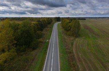 Kırsalda beyaz işaretli bir yol. Hava fotoğrafçılığı.