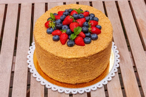 블루베리 박하가 커다란 3Kg 케이크가 장식되어 로열티 프리 스톡 이미지