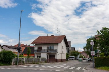 Şehirde kar beyazı bulutlar