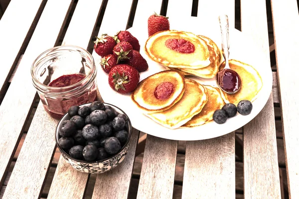 Sarapan Dengan Cupcake Dengan Selai Stroberi Dengan Stroberi Segar Dan — Stok Foto