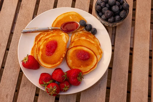 Sarapan Dengan Cupcake Dengan Selai Stroberi Dengan Stroberi Segar Dan — Stok Foto