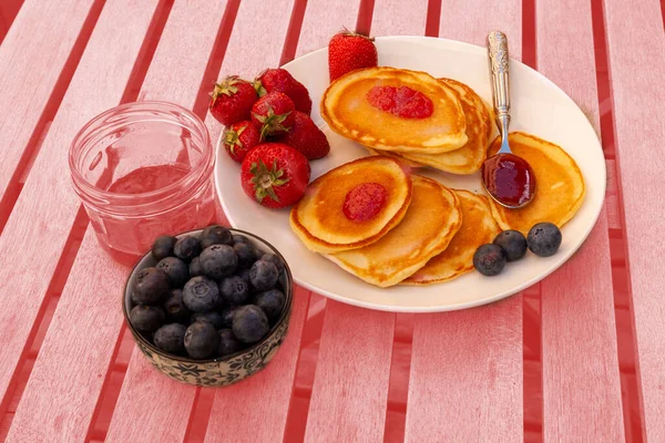 Desayuno Con Magdalenas Con Mermelada Fresa Con Fresas Frescas Arándanos — Foto de Stock