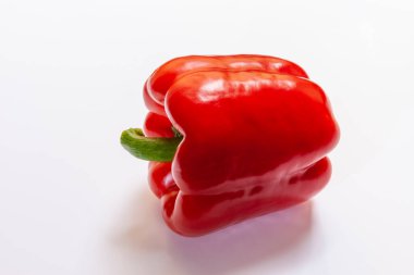 Beyaz arka planda kırmızı sulu dolma biber.