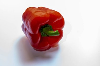 Beyaz arka planda kırmızı sulu dolma biber.