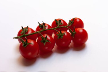 Beyaz arka planda kırmızı kiraz domatesleri.
